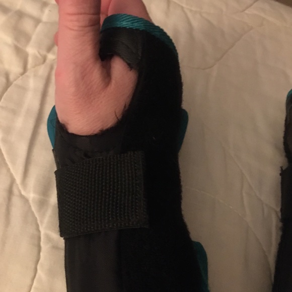 💞 $4 sale (these items must go) Franklin wrist guards pair: youth small - Picture 8 of 8